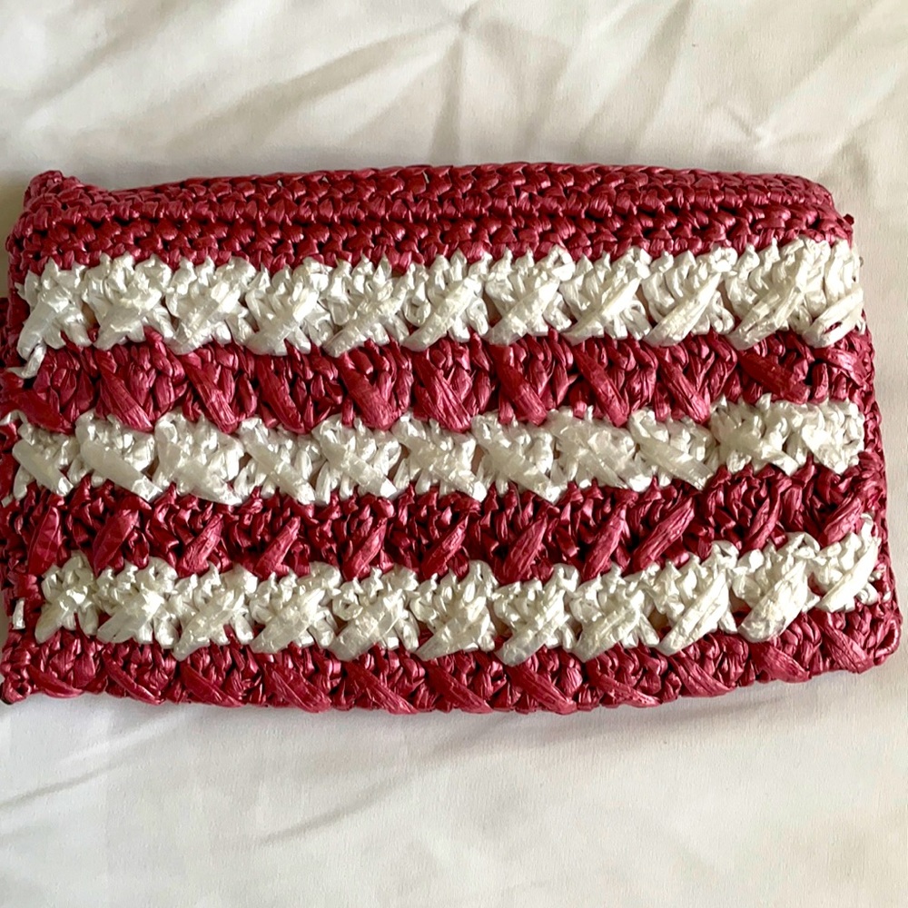 Plastic yarn wristlet